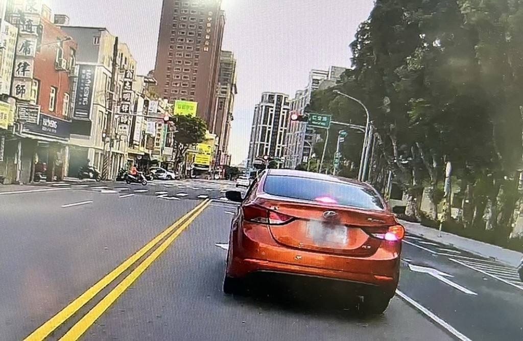 ▲周姓男子懸掛假車牌上路。（翻攝畫面）