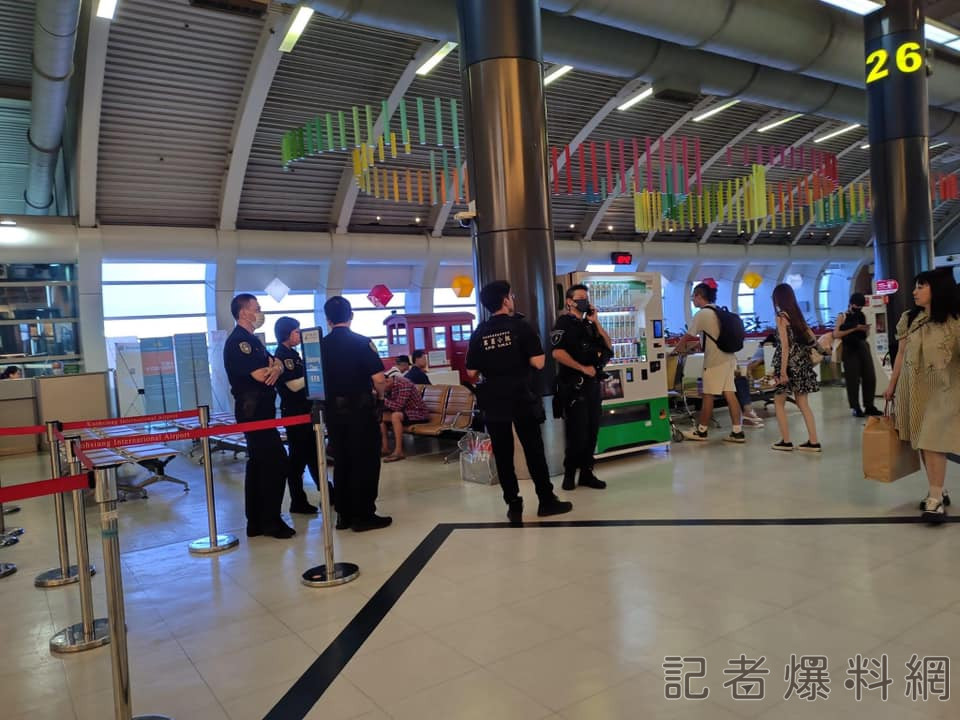 ▲旅客在飛機上對空姐稱有帶手榴彈,導致飛機延誤2小時,該旅客被航警帶走。(圖/取自高雄機場航空器資訊交流社團)