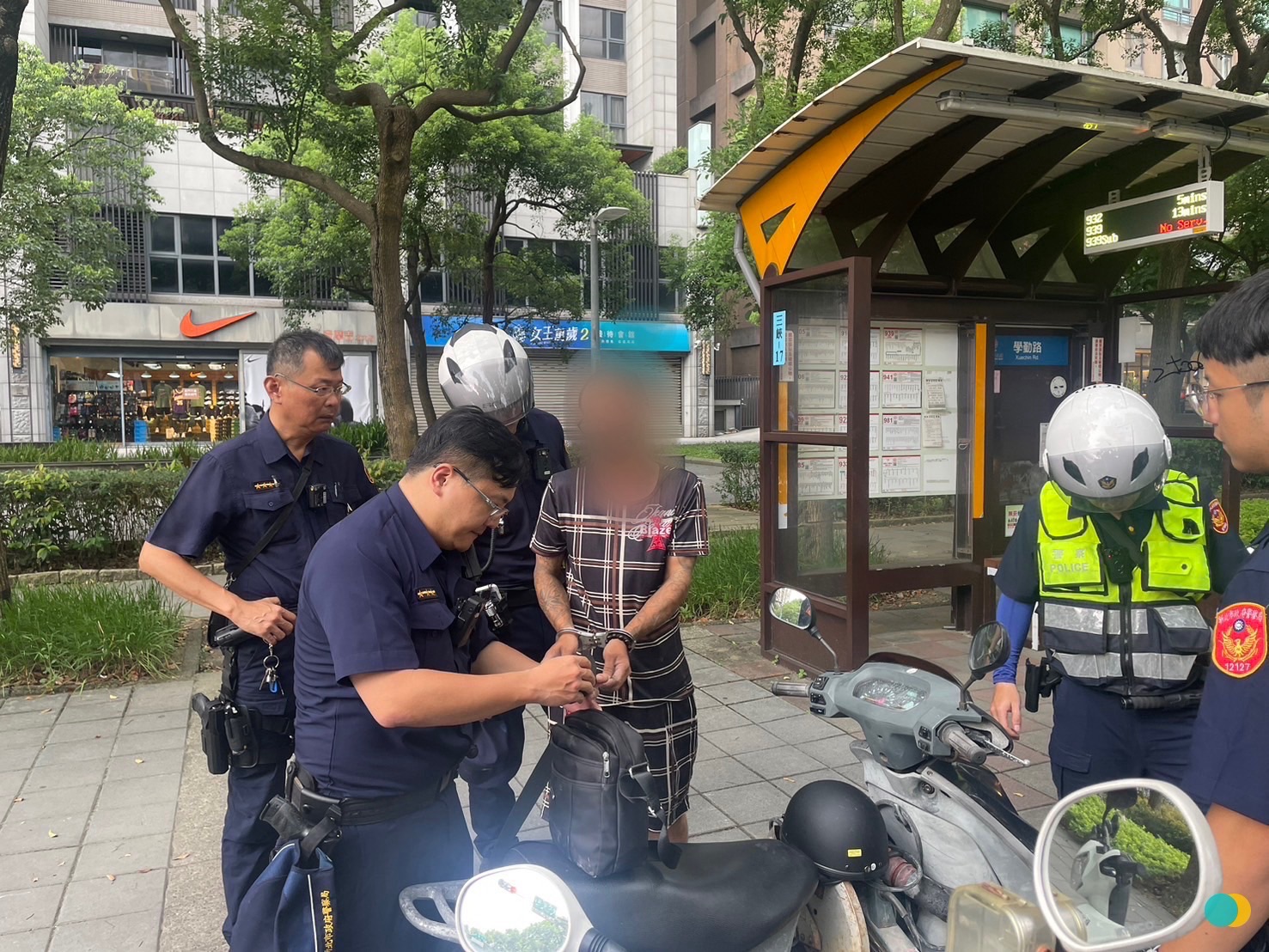 ▲三峽警方僅用6分鐘就逮捕甫犯案得逞的李姓毒蟲。(翻攝畫面)