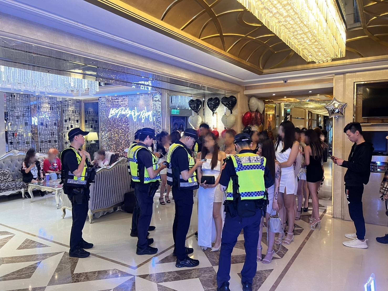 ▲桃警執行雷霆除暴專案勤務，針對轄內酒店等各處易滋生事端場所臨檢掃蕩。（翻攝畫面）