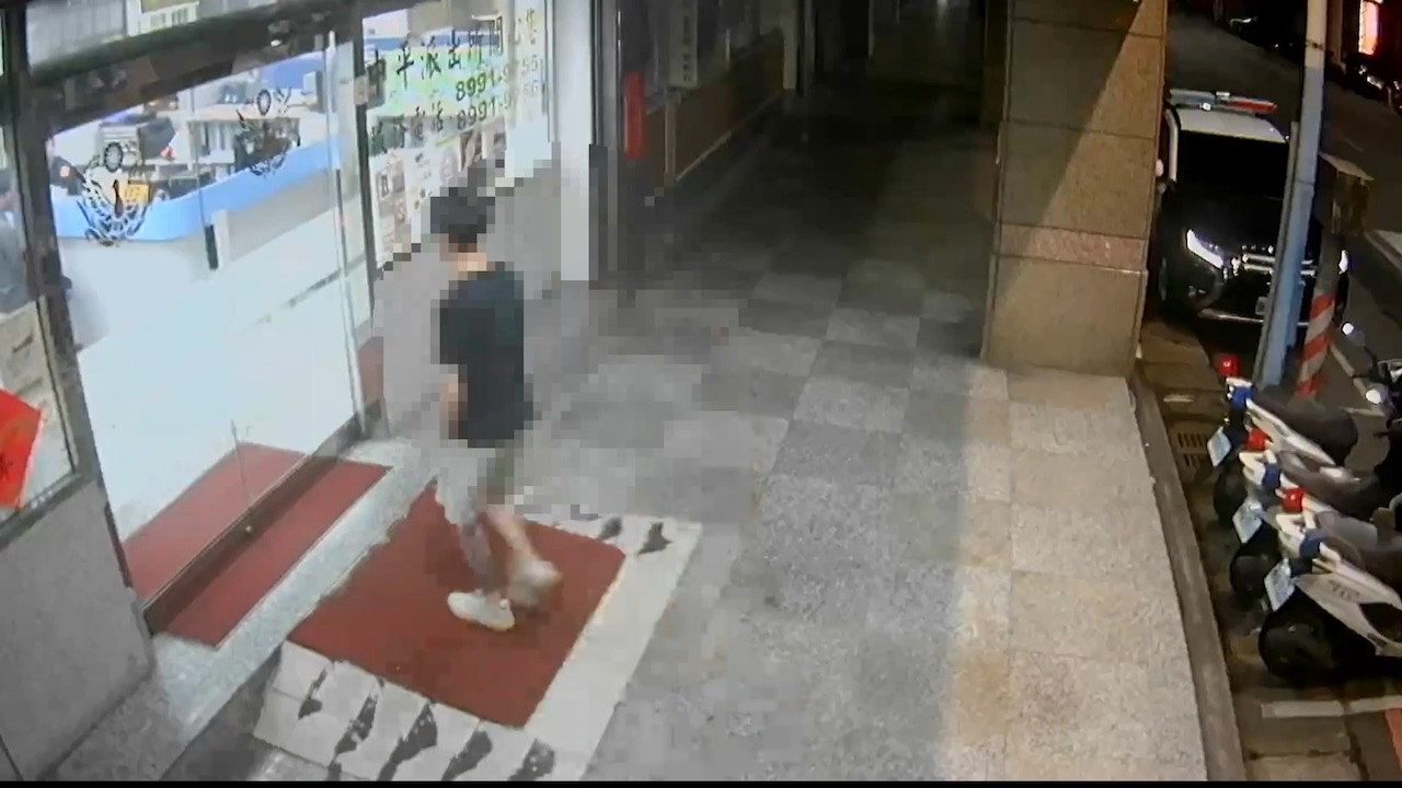 ▲陳男慌張闖入派出所求助警方。（翻攝畫面）