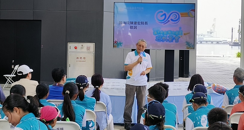 可能是 14 個人、大家在讀書和文字的圖像