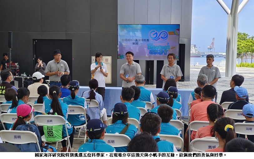 可能是 12 個人、大家在讀書和文字的圖像