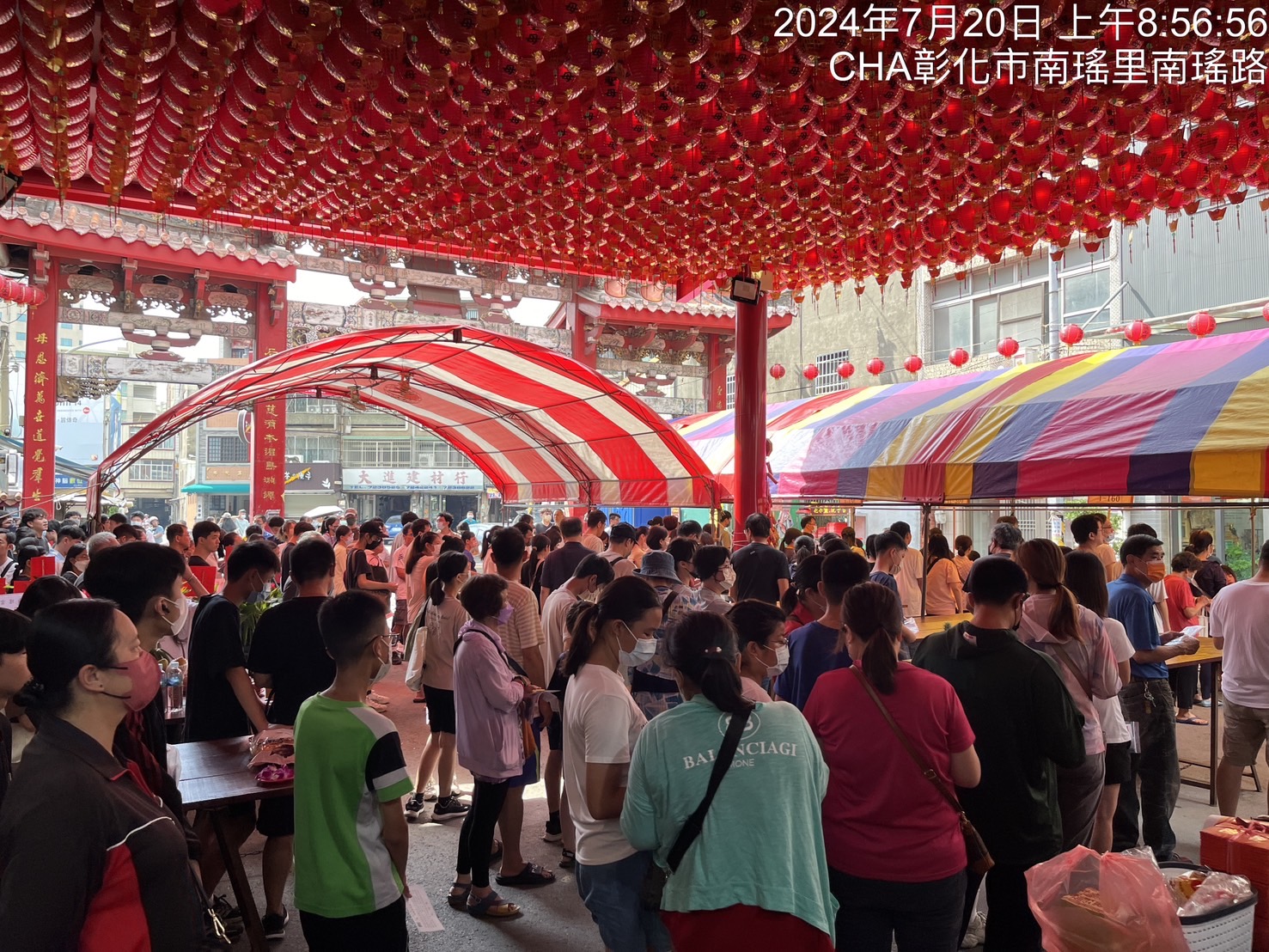 ▲彰化南瑤宮每學期頒發媽祖信徒子女獎學金，112學年度第一學期獎學金頒發典禮於20日上午在南瑤宮臨時行宮廟埕舉行。（記者林張溎壕翻攝）