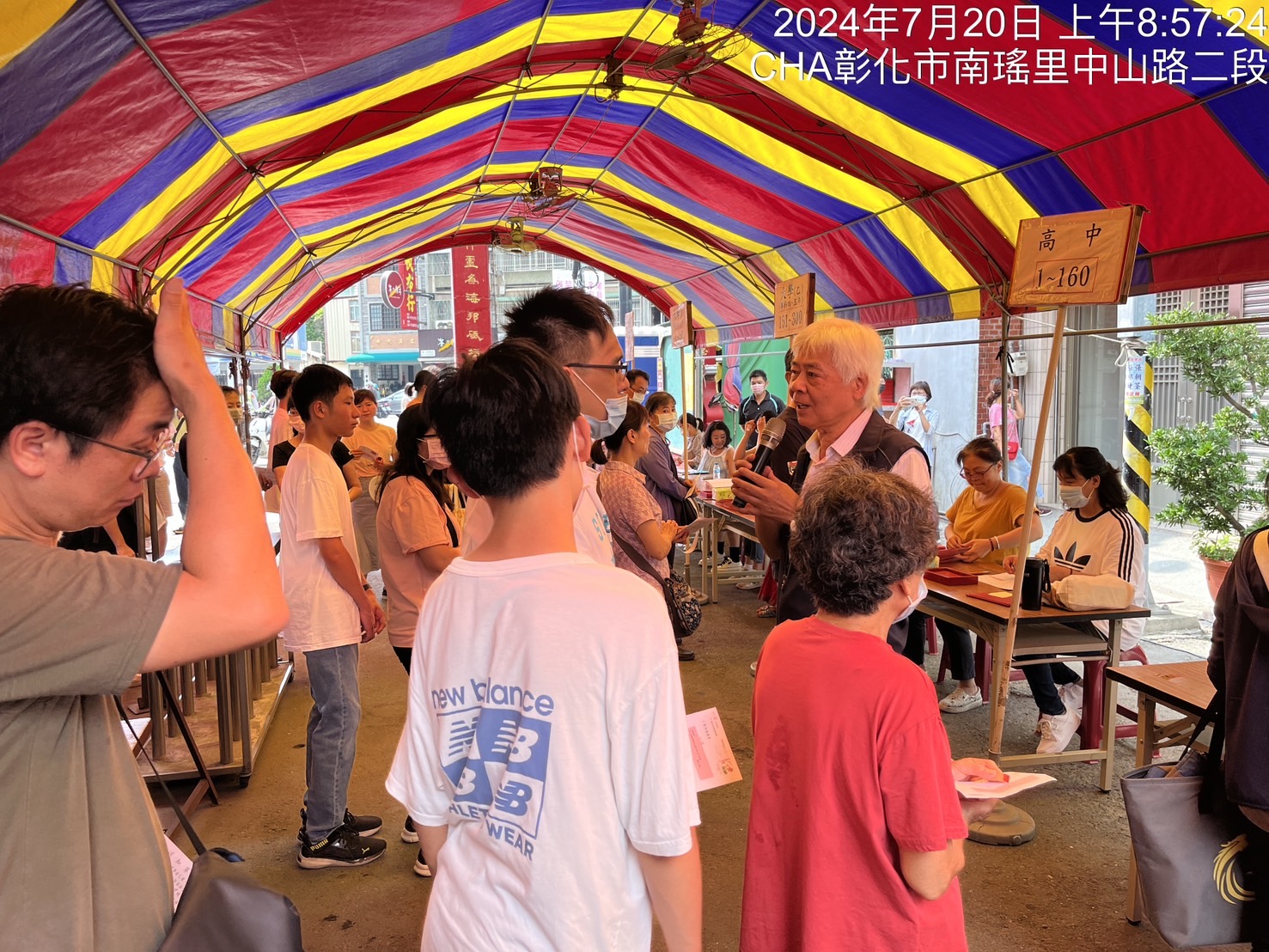 ▲彰化南瑤宮每學期頒發媽祖信徒子女獎學金，112學年度第一學期獎學金頒發典禮於20日上午在南瑤宮臨時行宮廟埕舉行。（記者林張溎壕翻攝）