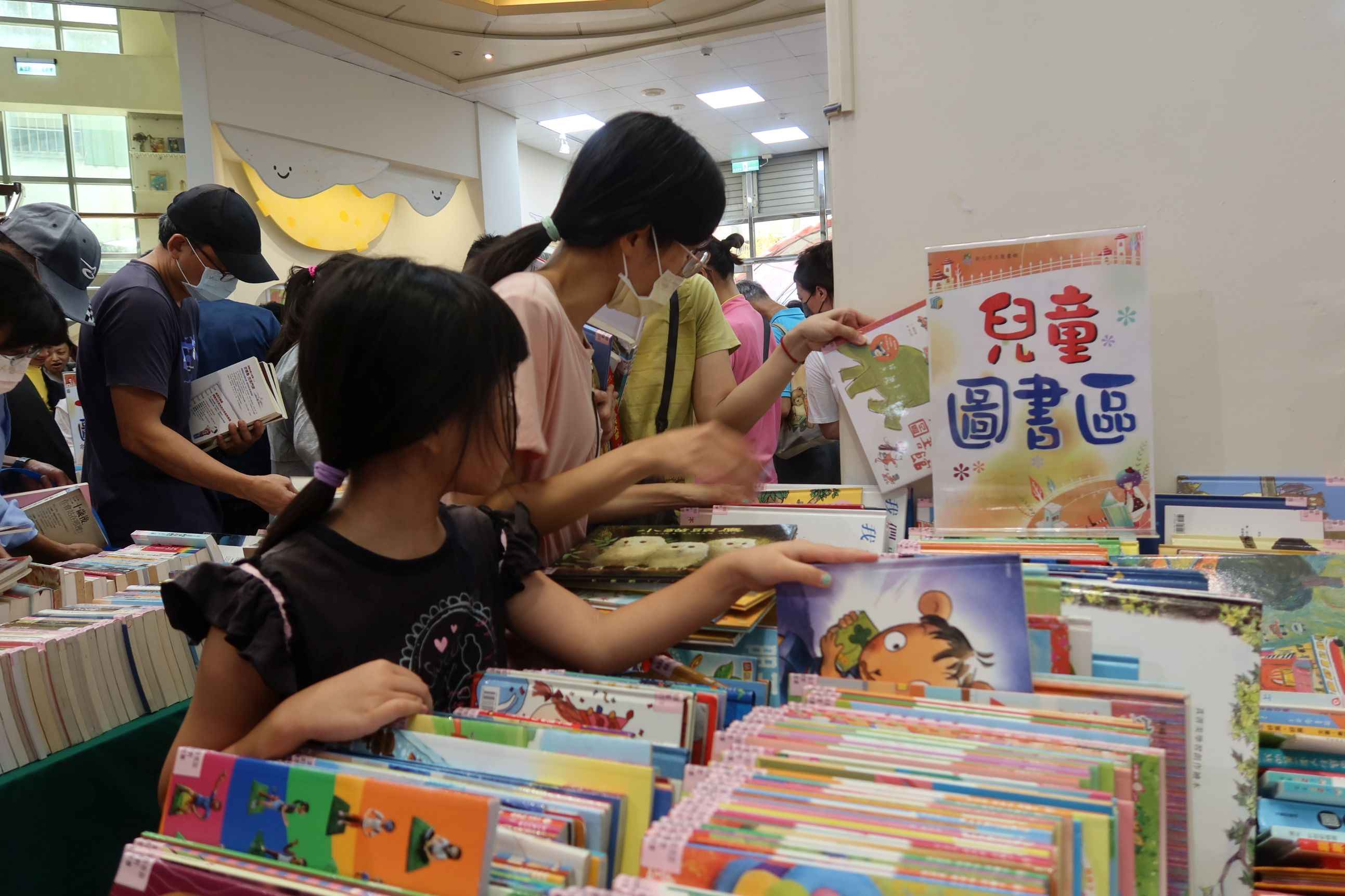 ▲彰化市立圖書館舉辦20週年館慶活動，提供超過6千冊書籍供市民交換，現場民眾熱絡的挑選喜歡的好書，會場散發濃濃書香。(記者張溎壕攝)