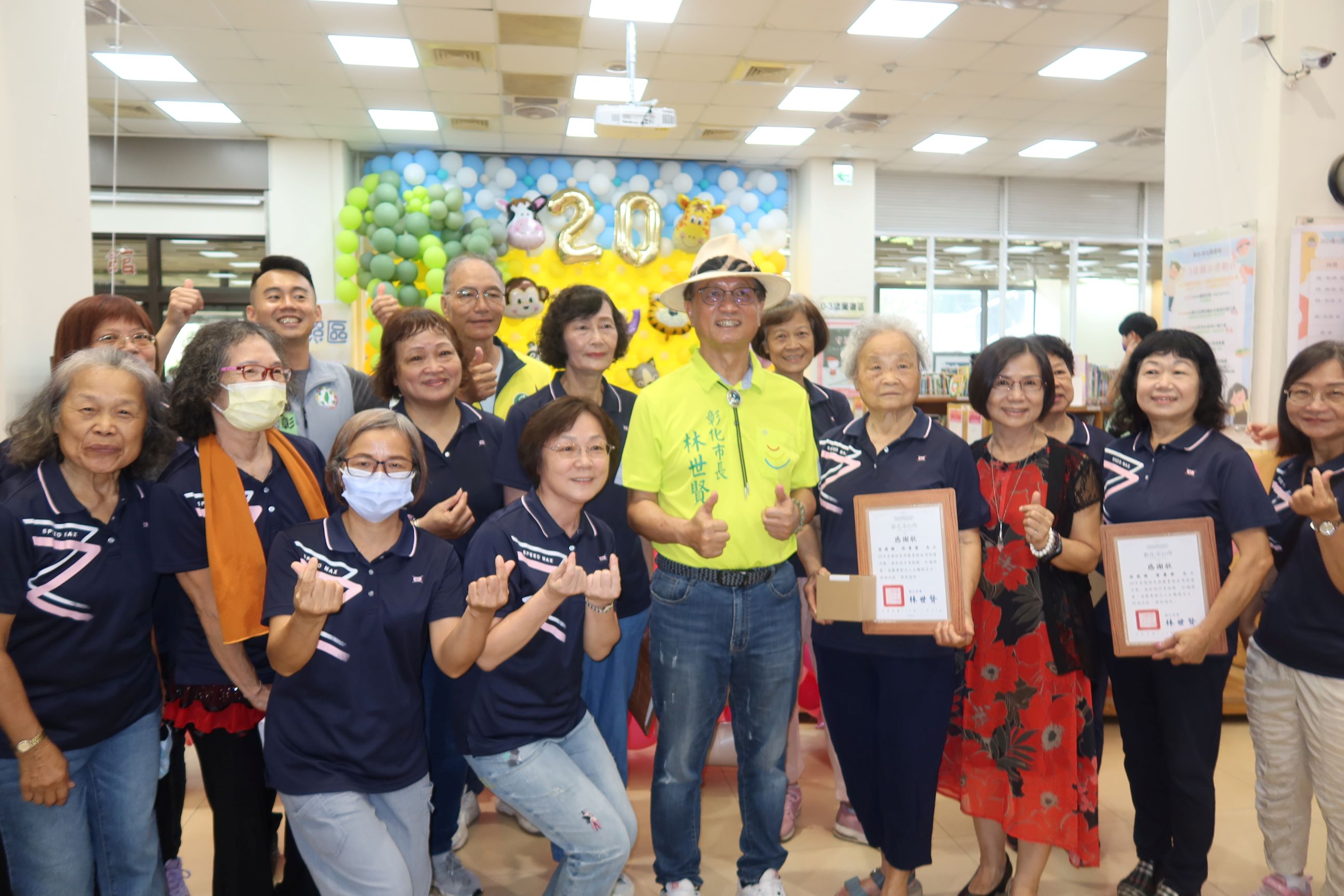 ▲彰化市立圖書館舉辦20週年館慶活動，提供超過6千冊書籍供市民交換，現場民眾熱絡的挑選喜歡的好書，會場散發濃濃書香。(記者張溎壕攝)