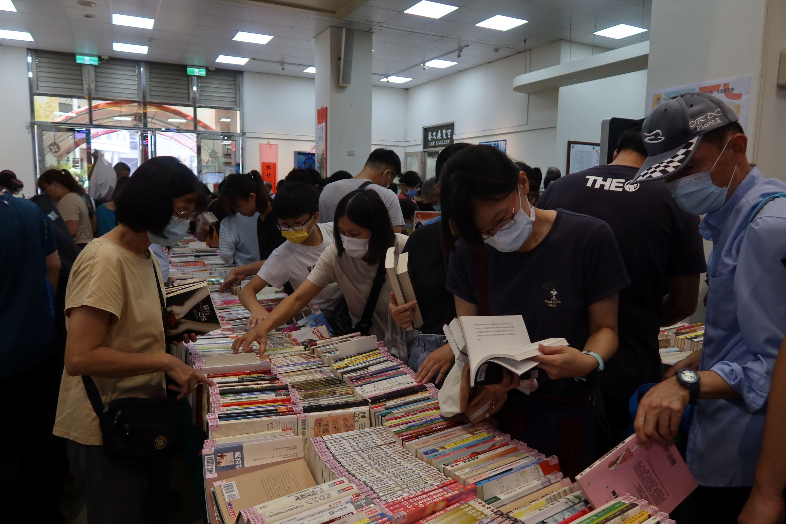 ▲彰化市立圖書館舉辦20週年館慶活動，提供超過6千冊書籍供市民交換，現場民眾熱絡的挑選喜歡的好書，會場散發濃濃書香。(記者張溎壕攝)