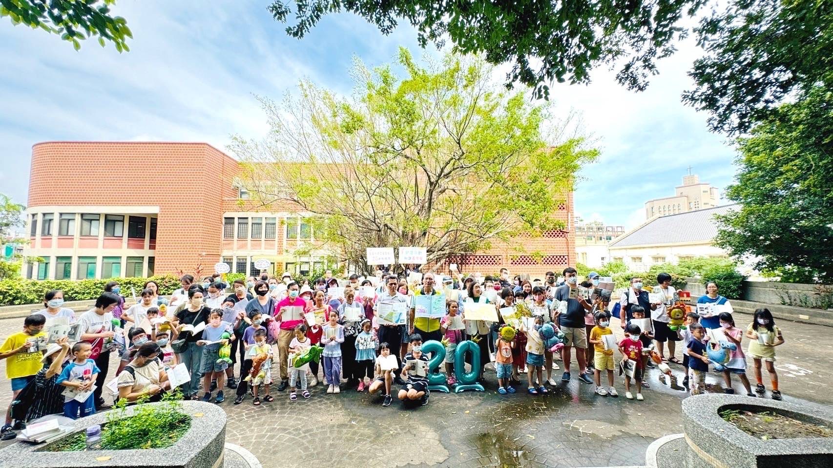 ▲彰化市立圖書館舉辦20週年館慶活動，提供超過6千冊書籍供市民交換，現場民眾熱絡的挑選喜歡的好書，會場散發濃濃書香。(記者張溎壕攝)