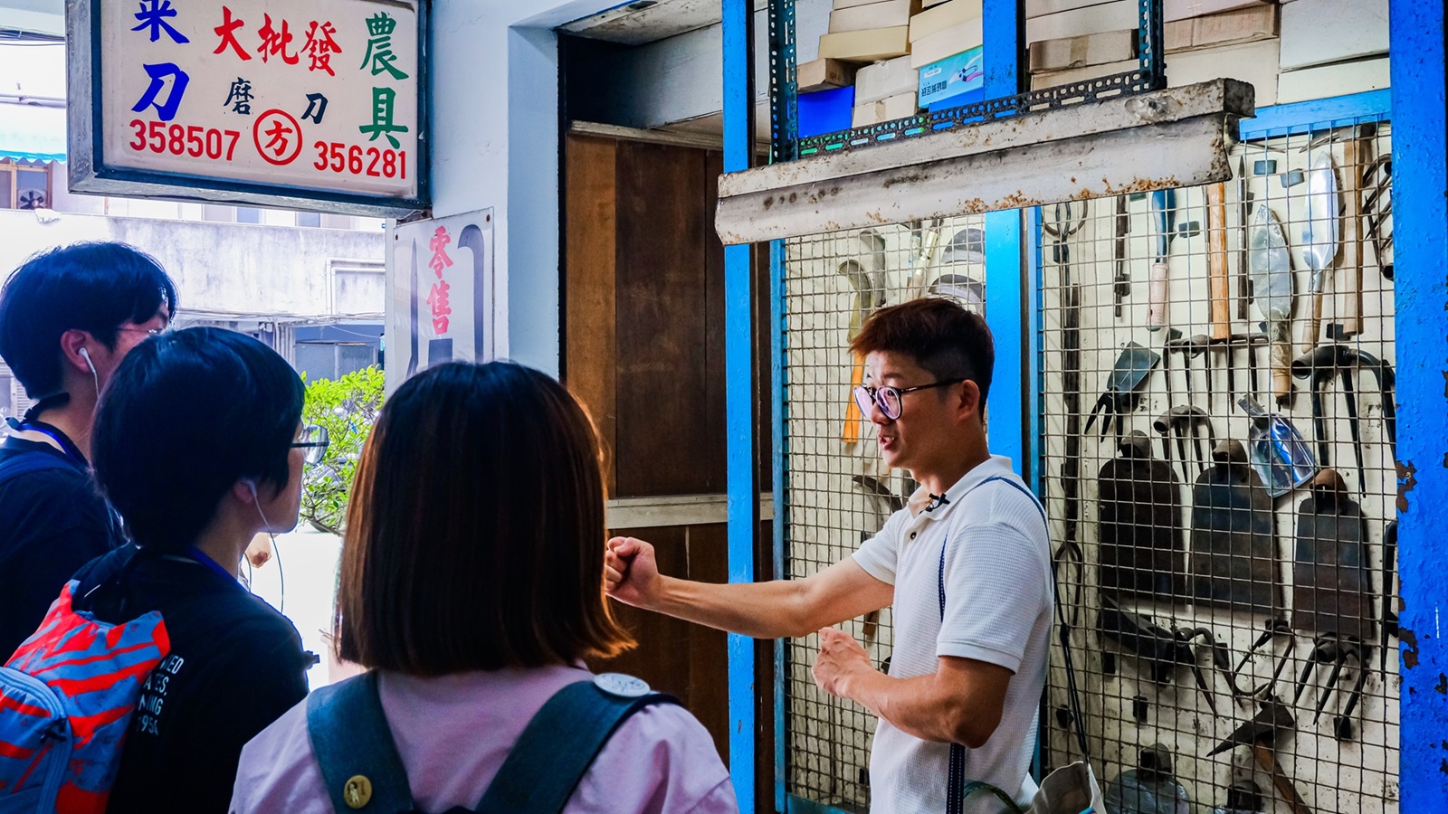 方子維文化-在宜蘭農具大批發前，說明田調後的故事。