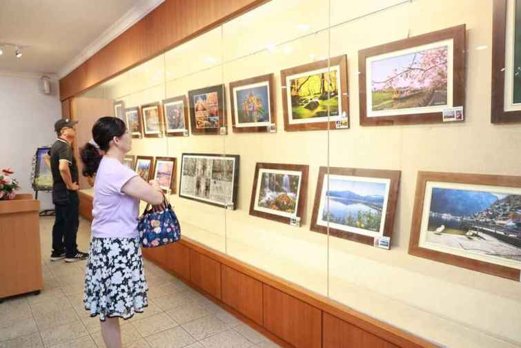 ▲南投縣藝術家攝影協會第4屆會員聯合攝影展彙集會員70幅攝影珍品，內容以南投及全國各地采風為主，還有玉山獎獲獎作品，更以AI智慧科技呈現3D特效，相當有看頭，歡迎民眾踴躍前往欣賞。（記者張玉泰攝）
