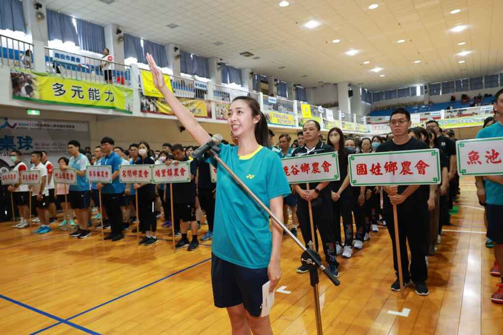 ▲113年i台灣農會盃桌球·羽球暨康樂競賽活動,副縣長王瑞德前往南投國中為參賽運動員加油打氣,13鄉鎮農會都組隊參賽,共約近600人,陣容浩大。(記者張玉泰攝)