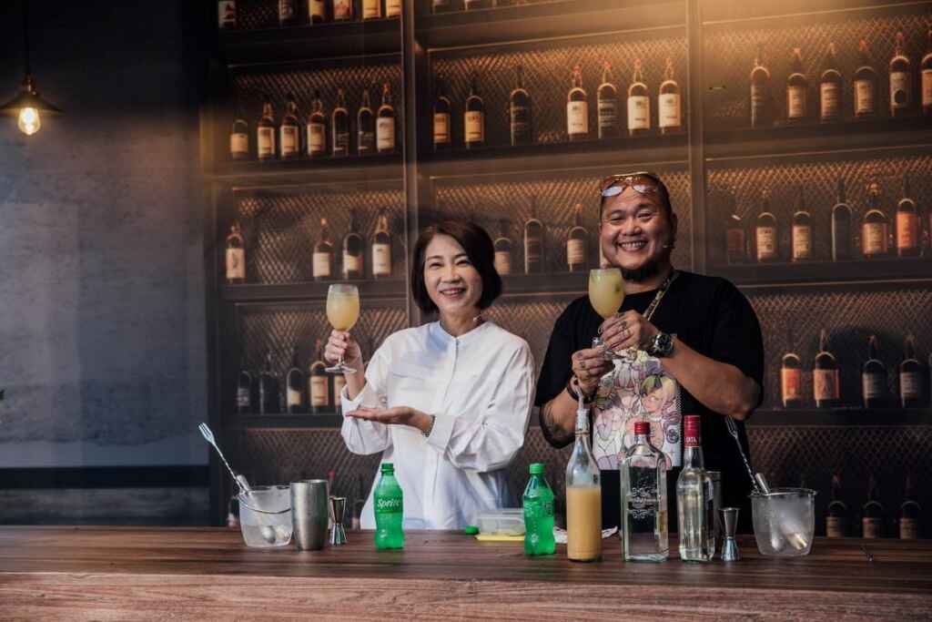 ▲縣長周春米化身一日Bartender,與進駐在勝義巷的純愛百分百吧 Pure Love 100% Bar業者小胖共同調製「小米南國特調」雞尾酒。(屏東縣政府提供)