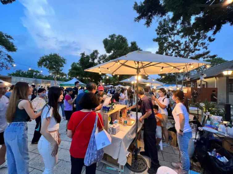 ▲「舊好勝-嗨啤夏趴市集」特別結合園區內酒吧業者，以嗨啤為主題推出拿手的飲品，吸引不少人潮聚集。（屏東縣政府提供）
