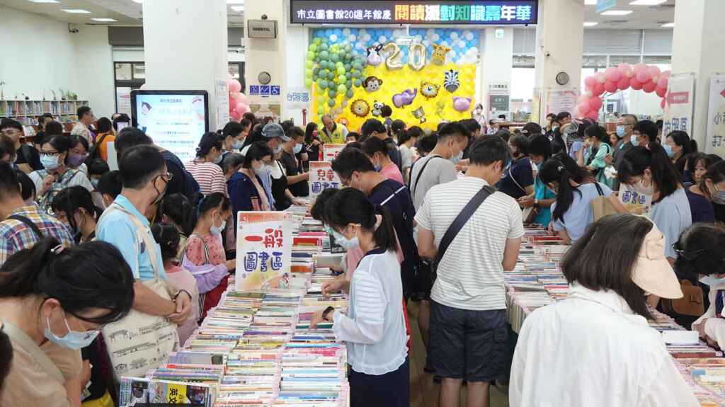 ▲慶祝彰化市立圖書館20週年館慶系列活動之一的好書交換活動擠滿了愛書人潮。(記者林明佑攝)