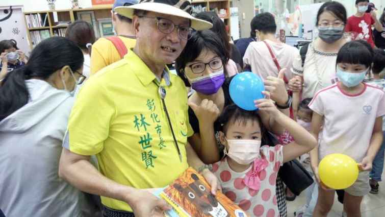 ▲陳姓民眾對圖書館館慶活動表示高度讚賞，她認為這種活動可以培養大朋友和小朋友的讀書習慣，並不再依賴手機。（記者林明佑攝）
