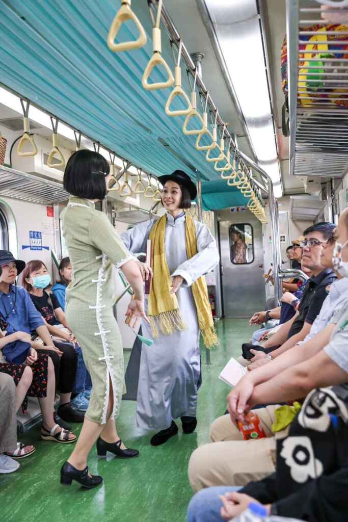 ▲《再會啦！黃昏發的尾班車》除了挑戰舞者們於行進的列車上展現肢體平衡外，更挑戰觀眾在行進中的車廂內自由移動，經歷三段南管戲、日本童謠與珍珠奶茶穿越時空的火車輕旅行，是國內少見且獨具特色的移動沉浸式的觀劇體驗。（臺南市政府提供）