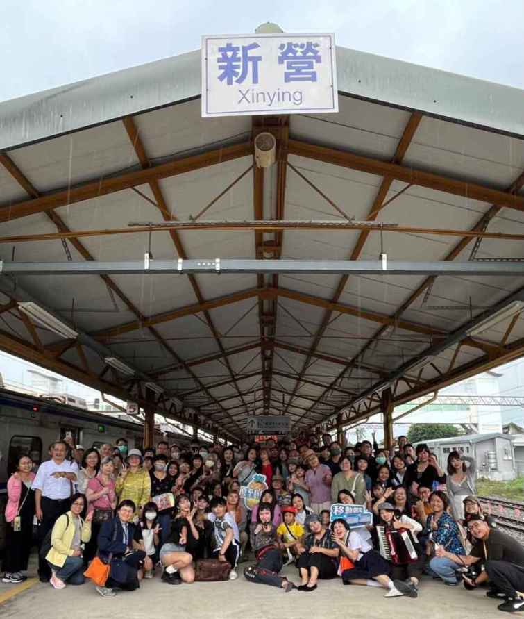 ▲「雞屎藤舞蹈劇場」重現去年熱烈迴響的《再會啦！黃昏發的尾班車》，今年推出2.0版，增加車站大廳樂手及新角色豐富演出內容。（臺南市政府提供）
