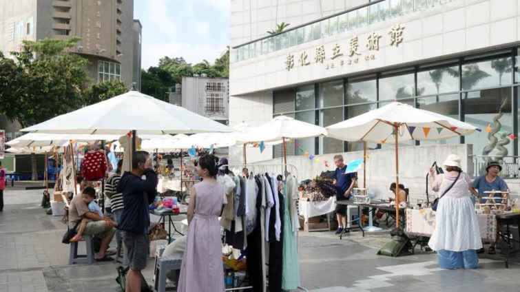 ▲彰化縣立美術館前有卦山3號主題市集。（記者林明佑攝）