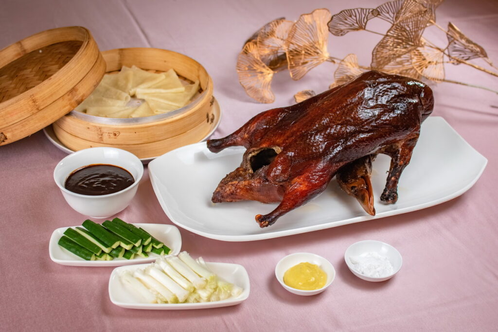 以烤鴨為主軸,餐廳主廚特選新鮮鴨肉,經過10道傳承經典的工法,使烤鴨外皮金黃酥脆,肉質鮮嫩多汁,令人意猶未盡、唇齒留香。(圖-將捷金鬱金香酒店提供)