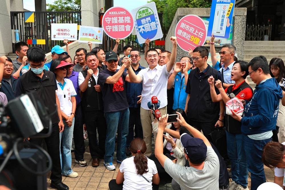馬英九親赴七堵南興市場掃街 為謝國樑助陣宣傳「不同意」罷免 222 馬英九親赴七堵南興市場掃街 為謝國樑助陣宣傳「不同意」罷免 221