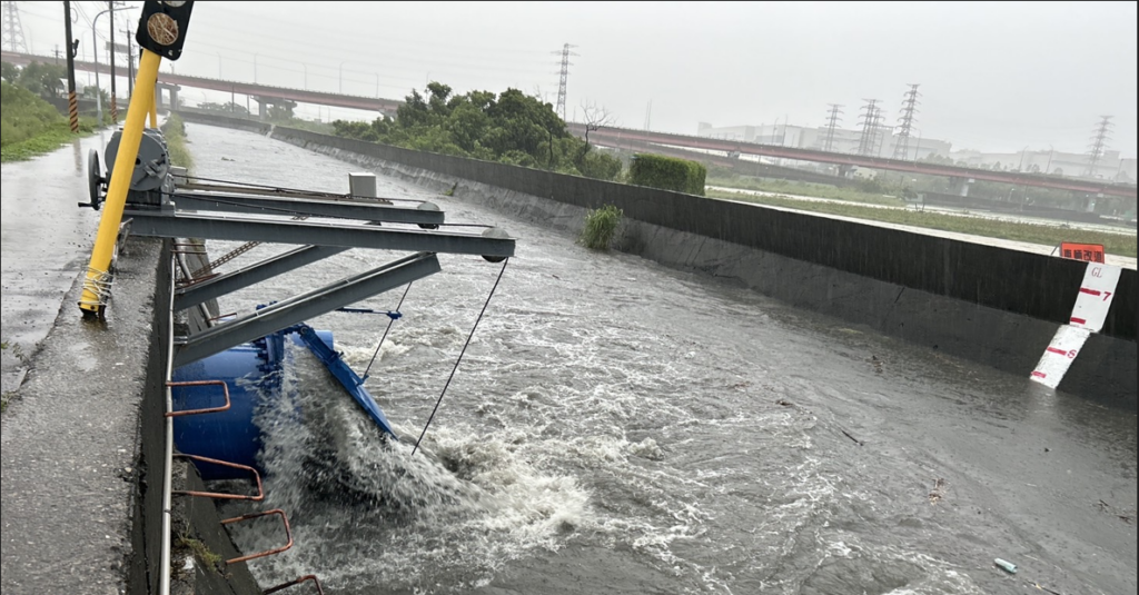 午後強降雨 南市水利局抽水站抽水機全面啟動因應，雨停趨緩即退水