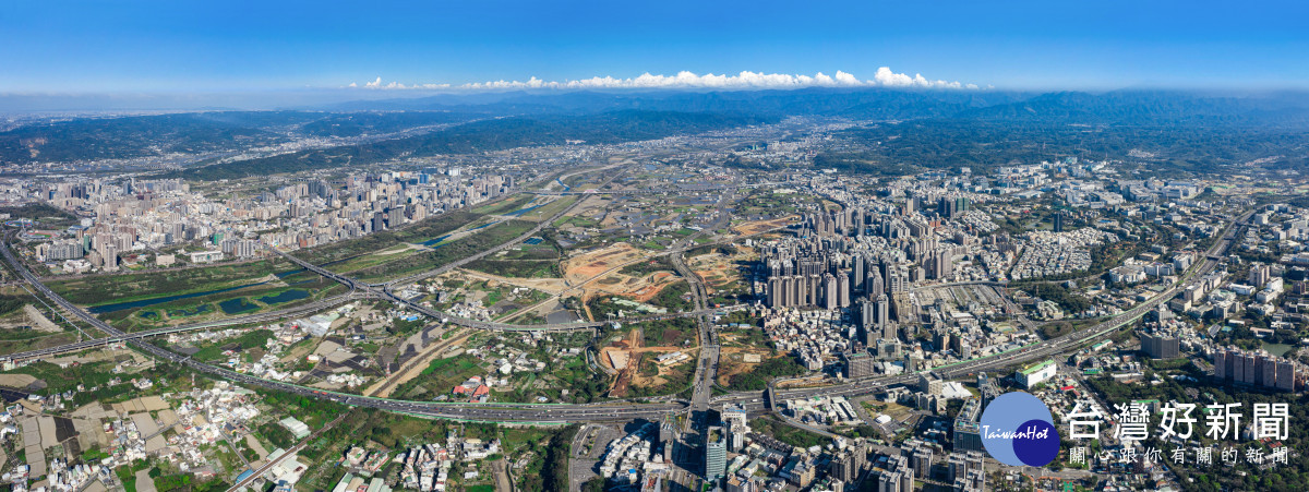 新竹縣市聯通道路空拍照,包含高速公路、慈雲路、東科路等道路。