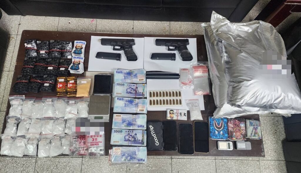 ▲圖說：警方查扣愷他命、毒品咖啡包、改造手槍、子彈、現金51萬與電子磅秤等證物 （圖／台中市政府 提供）