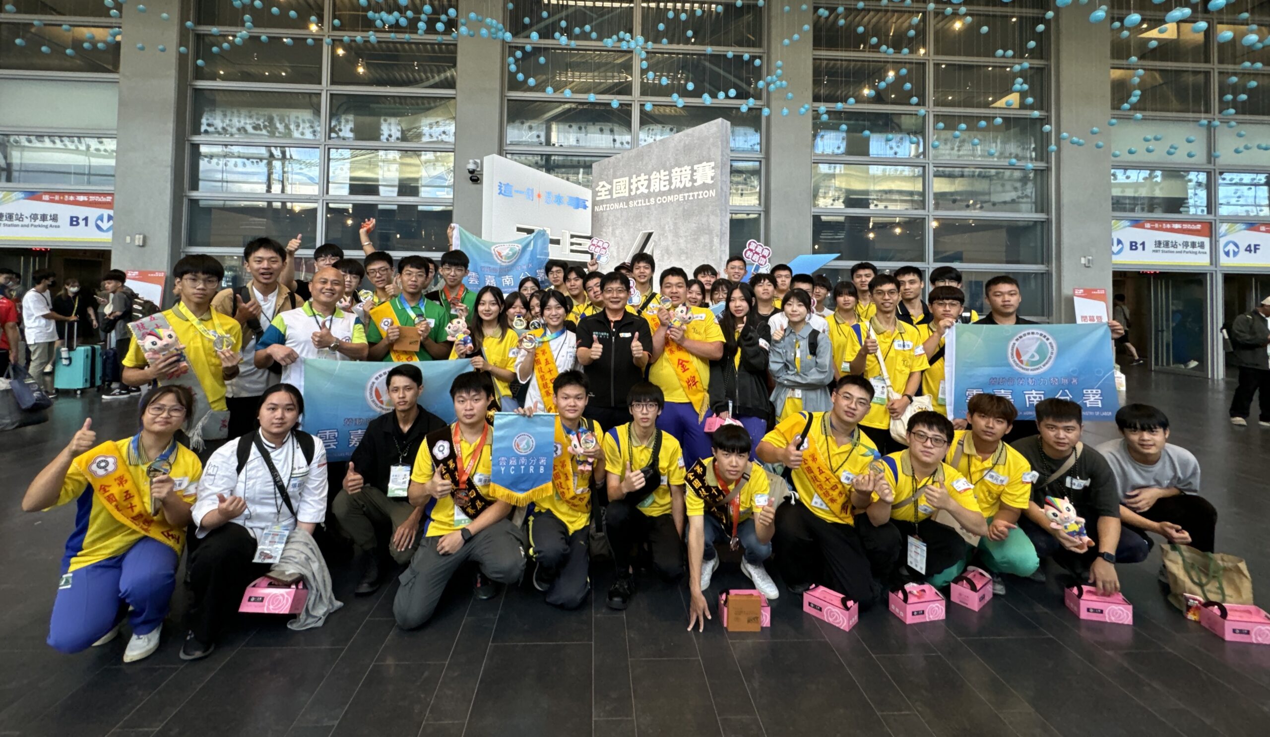 ▲雲嘉南分署於全國技能競賽奪得9金2銀6銅15優勝11佳作,分署長劉邦棟(中,穿黑衣者)與得獎及培訓選手開心合照。(圖/記者王俊勝 翻攝)
