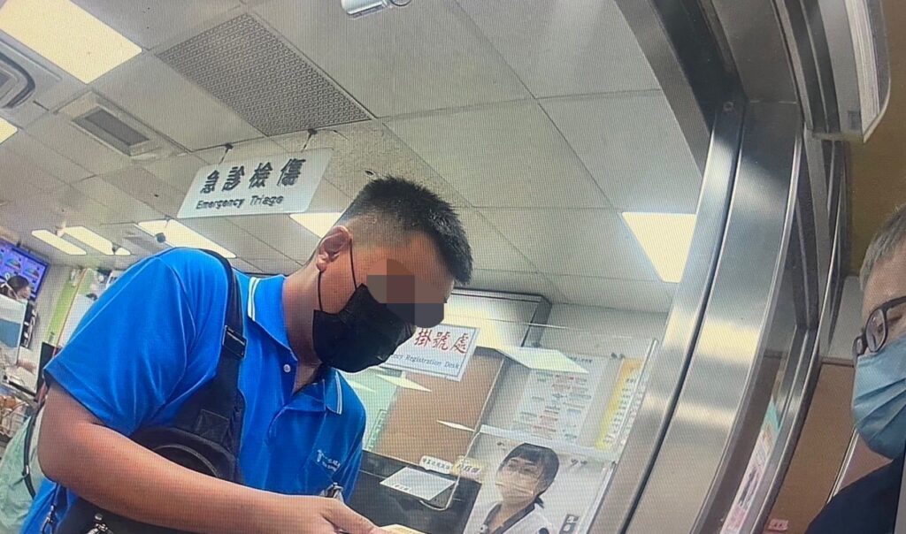 ▲民眾斷指求助警方協助送醫（圖／記者王俊勝 翻攝，下同）