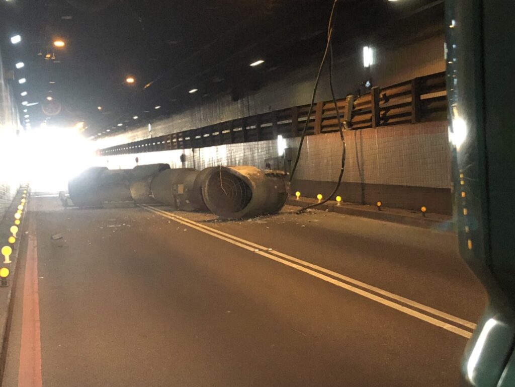 ▲高雄過港隧道排風扇墜落阻道(圖/翻攝自「記者爆料網」LINE社群)
