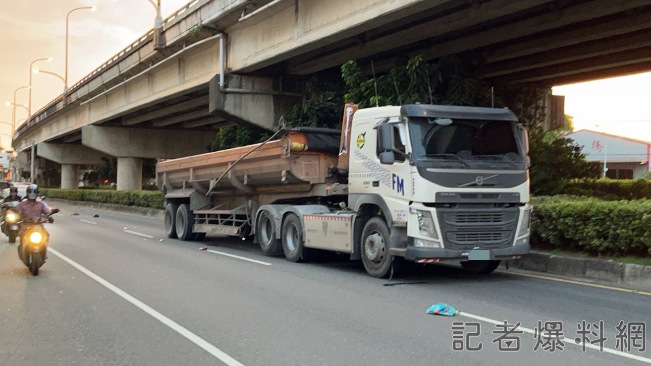 ▲高屏大橋驚傳死亡車禍，大貨車與機車擦撞，騎士當場遭輾斃。（圖／民眾提供）