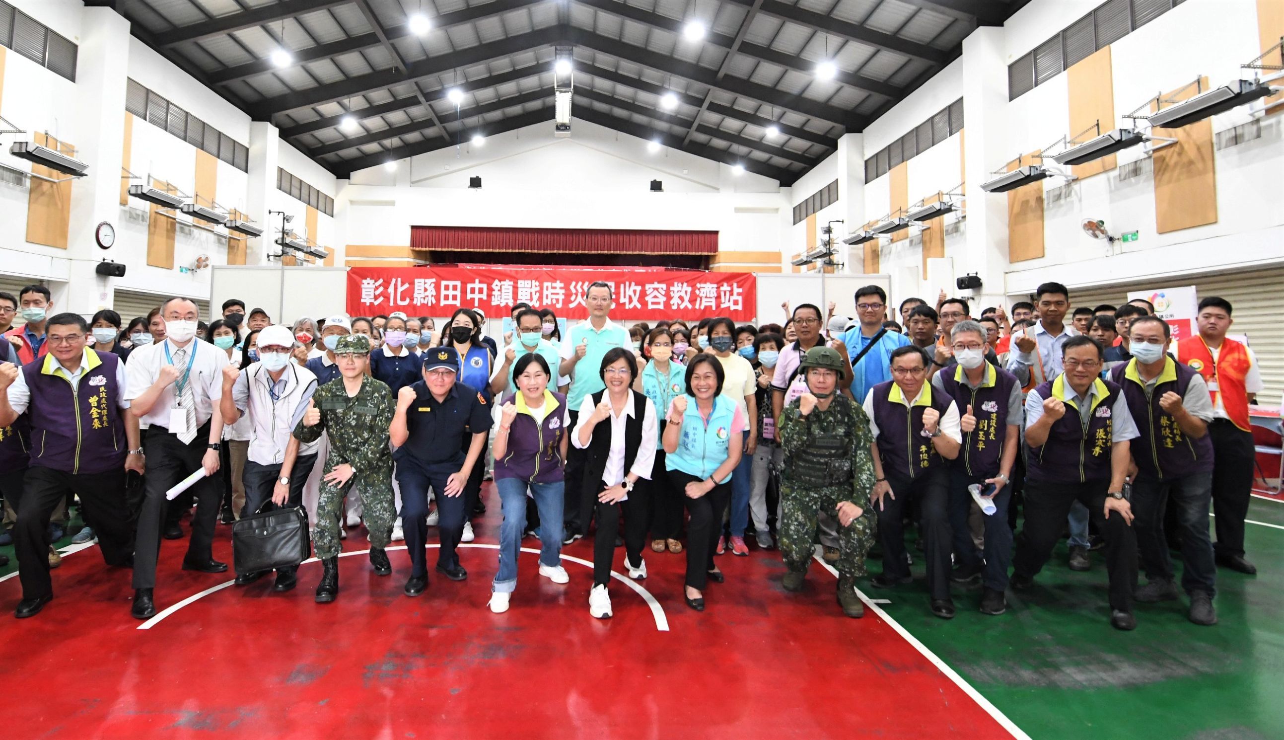 ▲113年軍民聯合防空（萬安47號）演習登場，高鐵彰化站模擬站體遭子彈攻擊破壞，成立「戰時災民收容救濟站開設」演練，演習現場相當逼真。（記者張溎壕攝）
