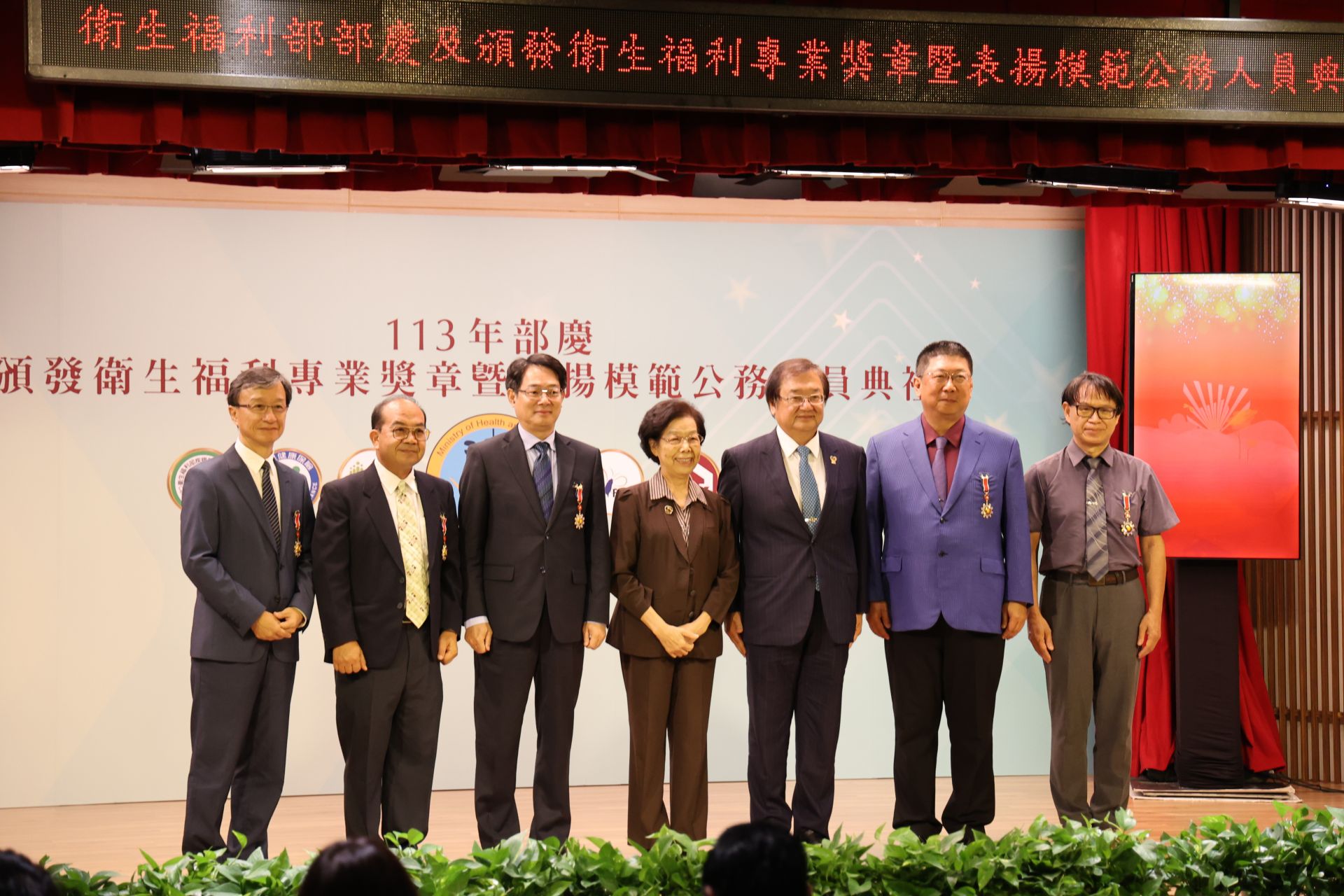 擁有醫學及法律雙專長的花蓮慈院院長室醫務秘書李毅，致力於推動花東地區病人安全品質，以及預防醫療爭議事件，獲頒衛生福利專業獎章三等獎章表揚。