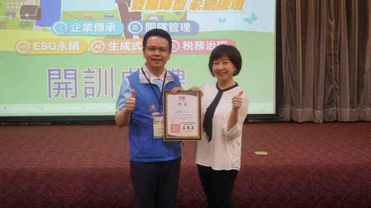 ▲工策會總幹事洪榮章頒贈講師書給TVBS主播莊開文。（大葉大學提供）
