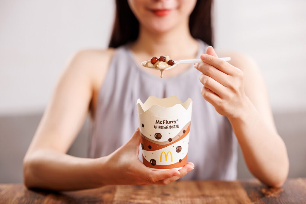 「珍珠奶茶冰炫風」嚴選精品紅茶「台茶18號」揉合阿薩姆紅茶搭配奶香冰淇淋與香酥卡滋脆片,最後淋上Q彈的茶香珍珠,多層次的美味席捲你的甜點胃