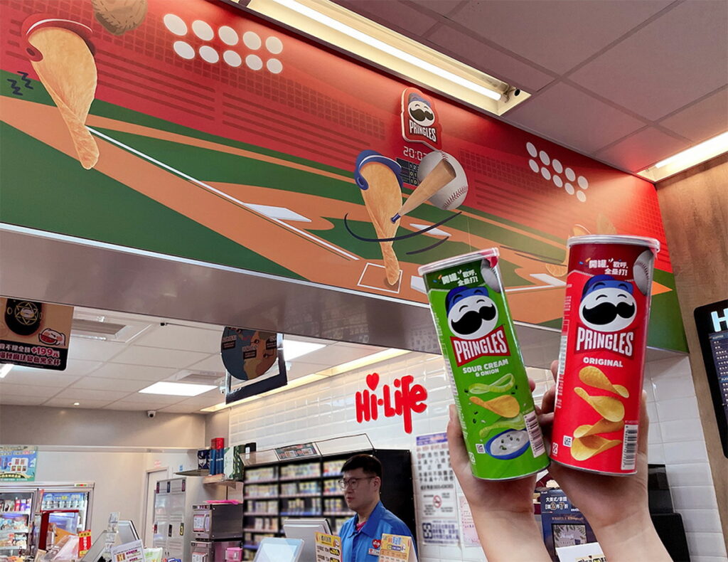 走進萊爾富「品客特色主題店」有偌大的一片棒球意象牆，洋芋片更化身強棒打者，象徵超商店員充沛的活力與服務