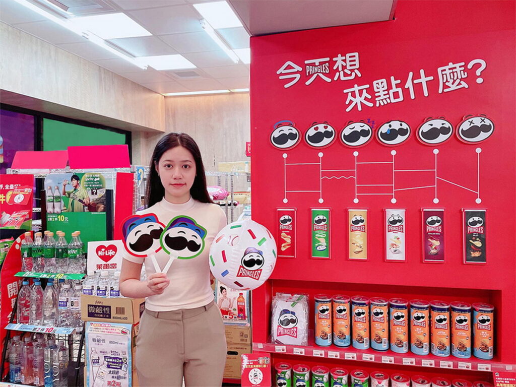 萊爾富「品客特色主題店」精心設計「今天想來點什麼」的表情柱，同時透過品客多樣化的口味與爬梯子遊戲，便利消費者挑選合適的商品