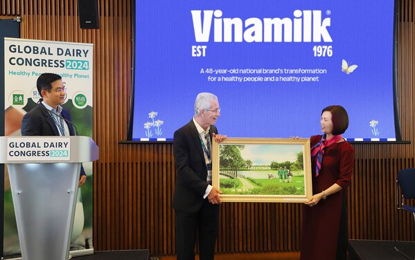 Vinamilk代表向Richard Hall先生贈送Vinamilk綠色牧場畫作 Vinamilk代表向Richard Hall先生贈送Vinamilk綠色牧場畫作