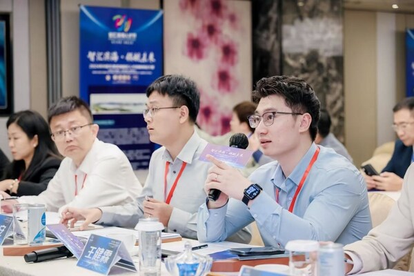 專家評委對參賽項目進行嚴格評審 專家評委對參賽項目進行嚴格評審