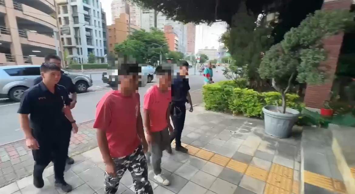 淡水警方將動手兩嫌通知到案偵辦。(記者徐煜勝翻攝)