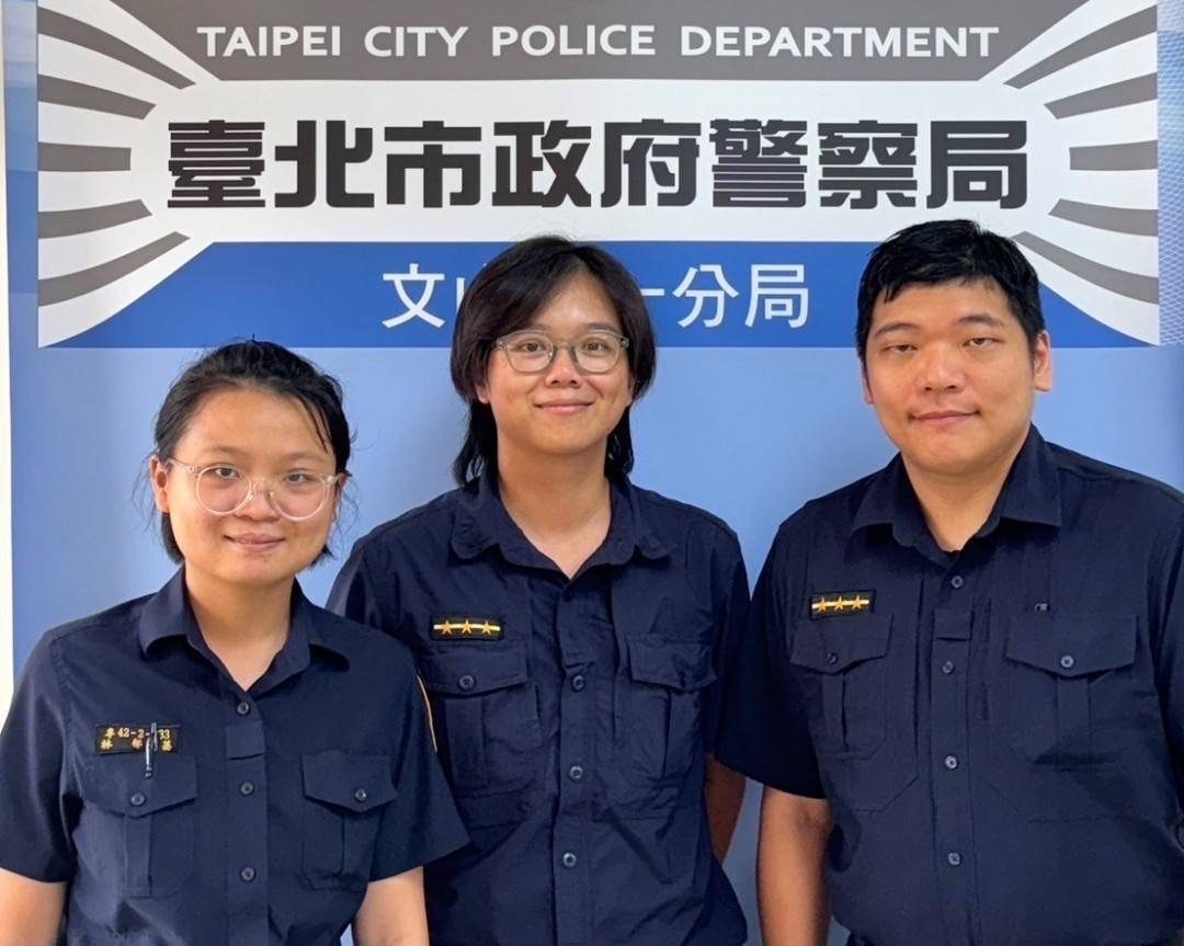 木新派出所警員孫積豪(圖右)、木新派出所警員郭騏甄(圖中)、警專實習生林郁蓁(圖左)。(記者 張艷君翻攝)