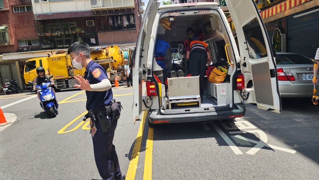員警協助救護畫面。(記者薛秀蓮翻攝)