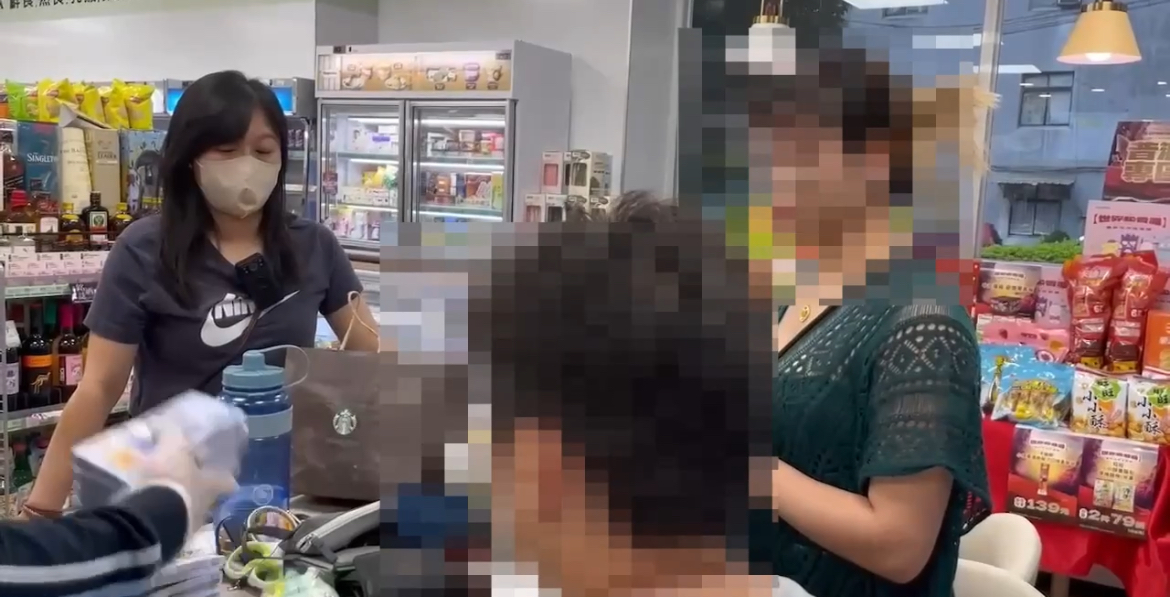 警方現場逮捕正欲取款的陳女。(記者徐煜勝翻攝)