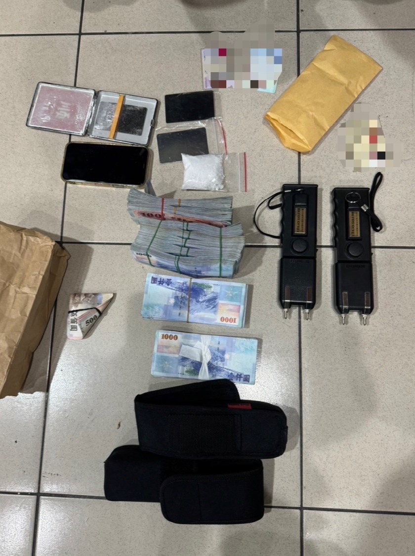 警方現場查扣現金等贓證物。(記者徐煜勝翻攝)