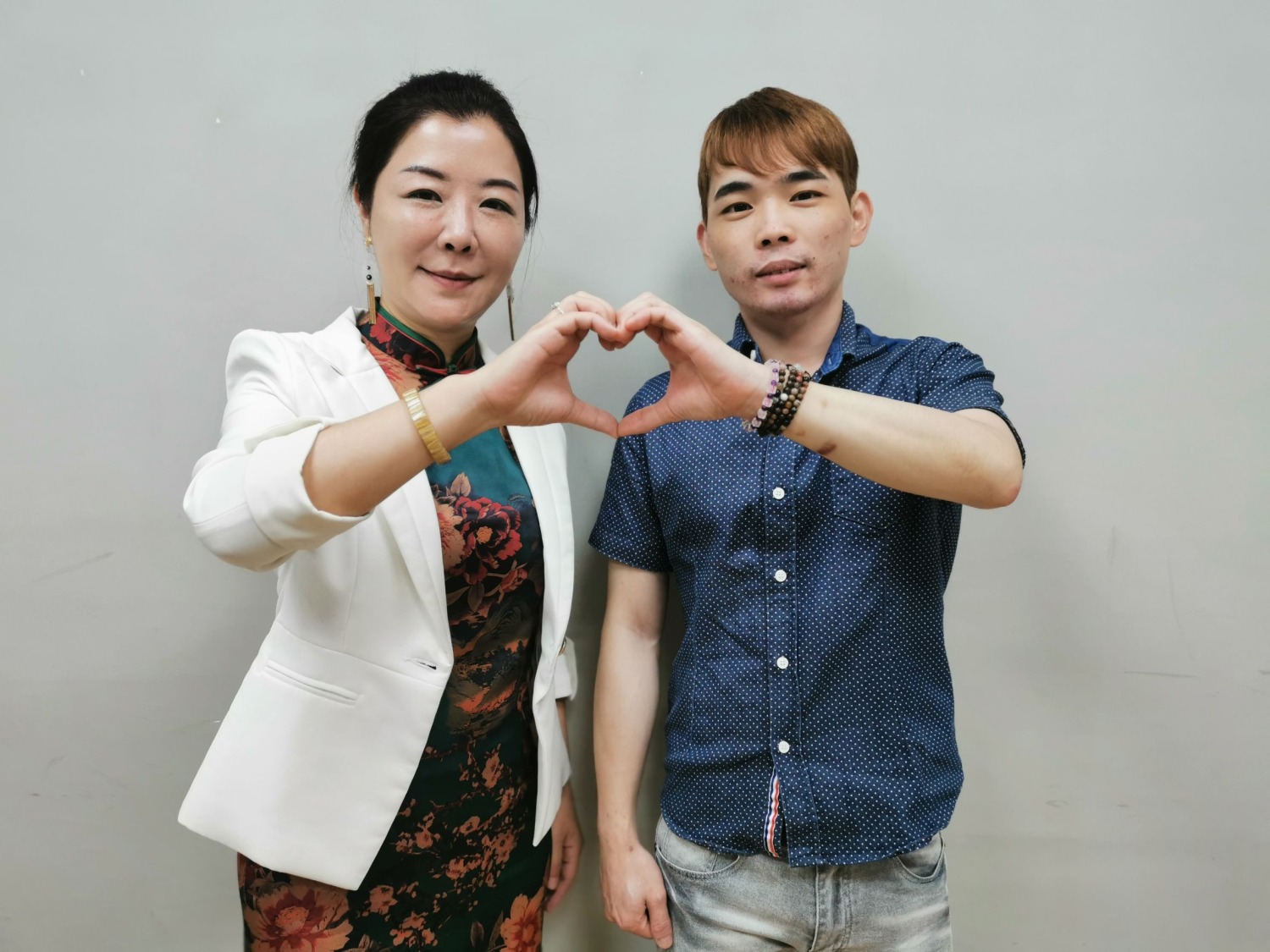 大賞平價鐵板燒營運總監郭家瑄(左)與傑出青年義廚朱俊廷(右)。(圖/社團法人小樹傳愛協會提供)