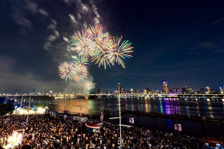 2024大稻埕夏日節登場，首場300秒主題煙火秀綻放臺北夜空。　圖：臺北市政府觀光傳播局／提供