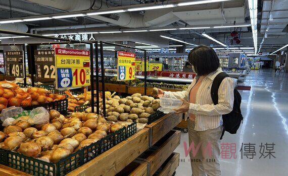 中市環保局攜手超市裸賣蔬果 邀民眾自備購物袋