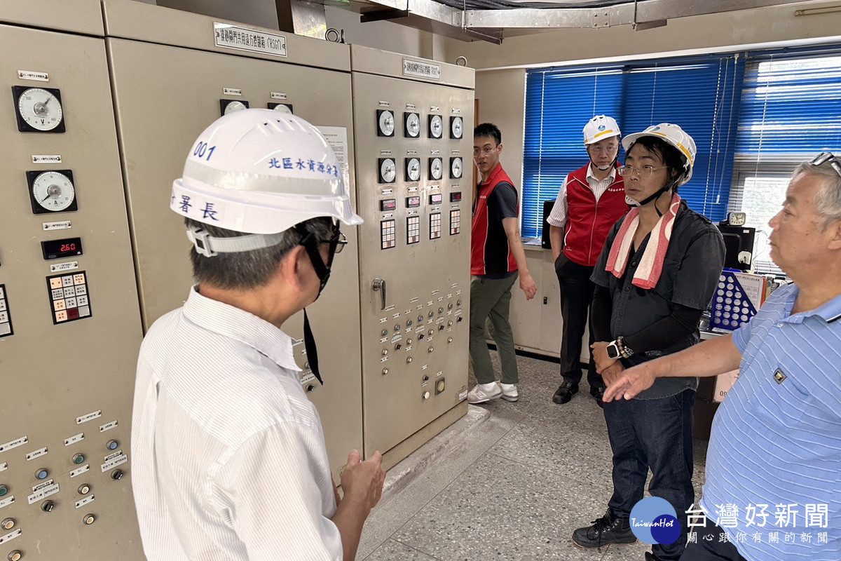 北水分署人員進行水庫排砂閘門及電力系統整備。<br /><br />