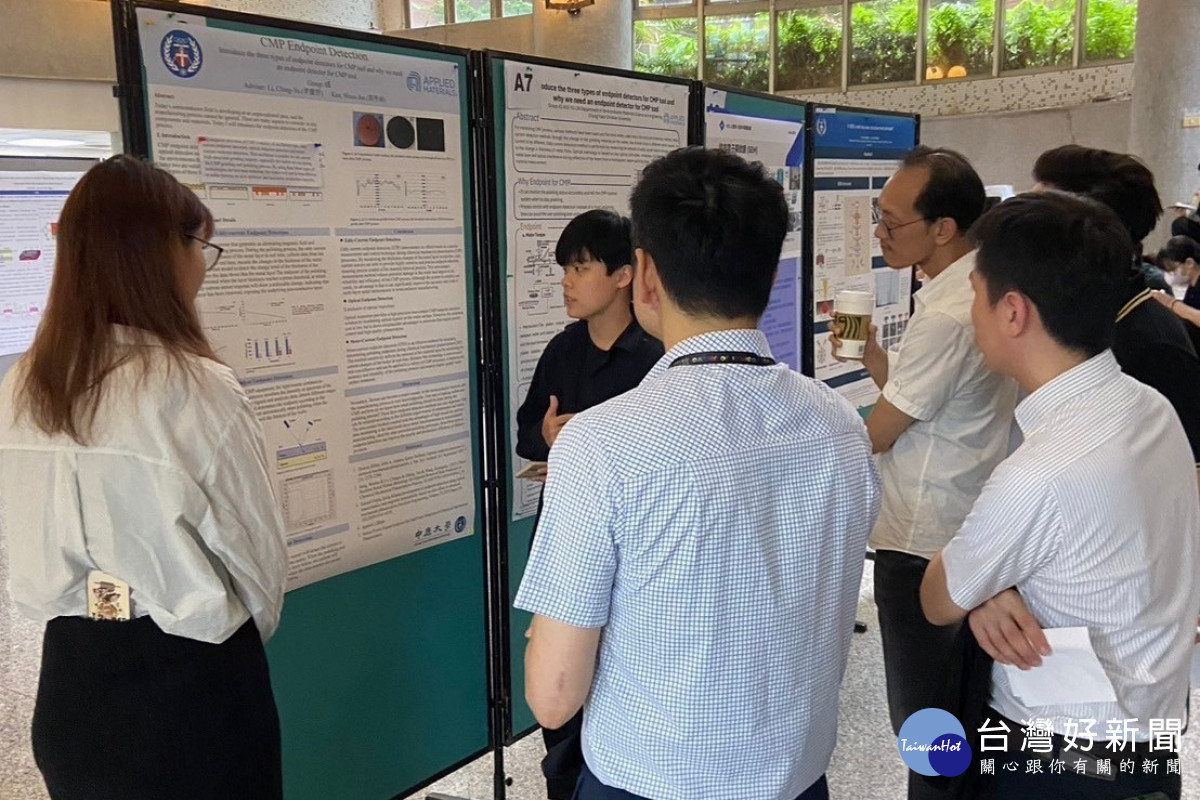 中原大學「台灣應用材料系列課程-先進半導體設備」成果展,學生展現學習成果。